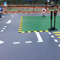 代辦機動遊戲(由客戶提供)、地板貼及裝飾